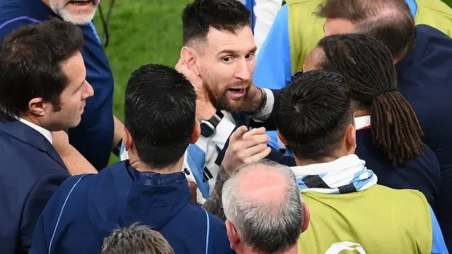 پس از بازی با هلند مسی با ادگار داویدز، دستیار فنخال، در کنار زمین درگیر شد