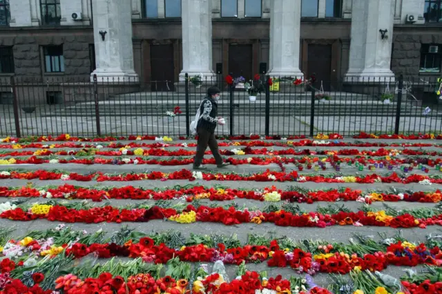 Rất nhiều hoa được xếp bên ngoài Tòa nhà Công đoàn để tưởng niệm những người thiệt mạng năm 2014.