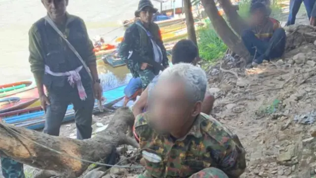 တိုက်ပွဲကနေ ဖမ်းမိတဲ့ စစ်ကောင်စီတပ်ဖွဲ့ဝင်တွေ