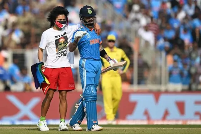 “Free Palastine” ලෙස සටහන් වූ ටීෂර්ටයක් හැඳ සිටි එම තරුණයා කොළ, රතු, සුදු සහ කළු ආවරණයකින් සිය මුහුණ ආවරණය කර ගෙන සිටි අතර ඔහු පිටියේ පන්දුවට පහර දෙමින් සිටි විරාත් කෝලි අසලට පැමිණියේය.