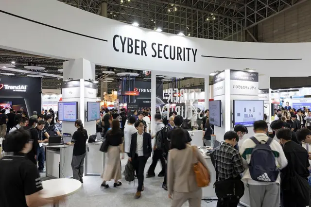 Le stand de SoftBank Cyber ​​Security à Interop26. Interop Tokyo 2026, le plus grand et le plus ancien salon et conférence des TIC au Japon, a réuni près de 500 exposants et attiré des dizaines de milliers de visiteurs venus découvrir les technologies internet de pointe, les réseaux, le cloud, la sécurité, l'edge computing et, plus particulièrement, les infrastructures et solutions basées sur l'IA.