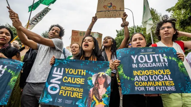 Aktivis muda dari Fridays For Future menentang ancaman perubahan iklim di Turin, Italia, 29 Juli, 2022.