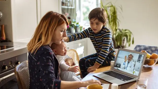 Une mère de famille consulte un médecin en ligne