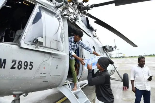 హెలికాప్టర్ ద్వారా ఆహార పదార్థాలు