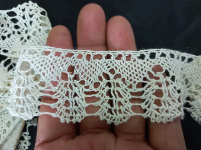 පිච්ච මල, බකිනි මල, කපුරු මල, අලි අඩිය, ලේන හත්ත, චීන රේන්දය, නූල්පෙත්ත, රඹටන් පෙත්ත, නියපොත්ත, අඩු පිච්ච, ඇද ලියවැල, ලියවැල් පිච්ච යන නම් වලින් ඉන් කරන නිර්මාණ හඳුන්වනු ලබයි.