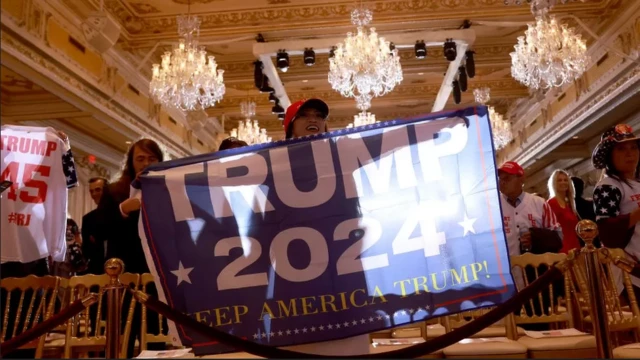 ফ্লোরিডার মার-এ-লাগোয় ডোনাল্ড ট্রাম্প সমর্থকরা