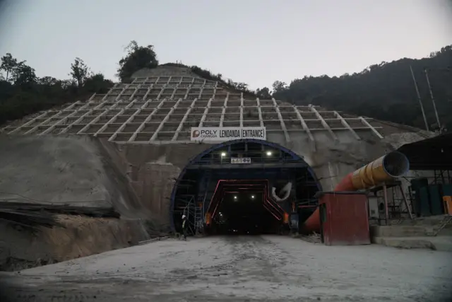 लेनडाँडा सुरुङको प्रवेश मार्ग। यो सुरुङको लम्बाई १६२३ मिटर भएको अधिकारीहरूले बताएका छन्। त्यो छिचोल्ने काम सकिएको हालै रक्षा मन्त्रालयले जानकारी दिएको थियो