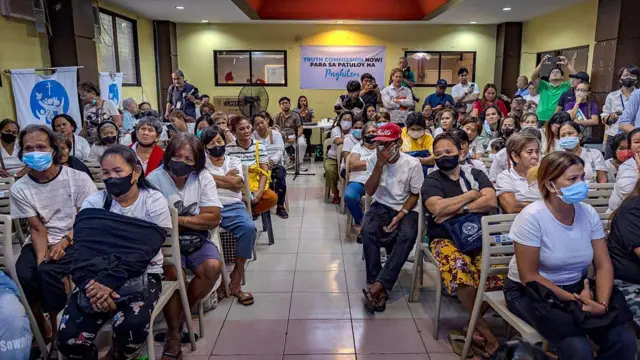 Родственники жертв войны против наркотиков смотрят телетрансляцию предварительного слушания в Международном уголовном суде (МУС) по делу бывшего президента Филиппин Родриго Дутерте 23 февраля 2026 года в Маниле, Филиппины.