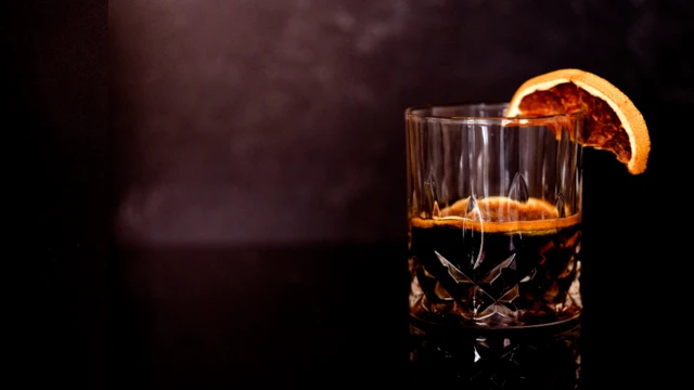 कॉकटेलमध्ये बनावट दारू मिसळलेली असू शकते Cocktail glass