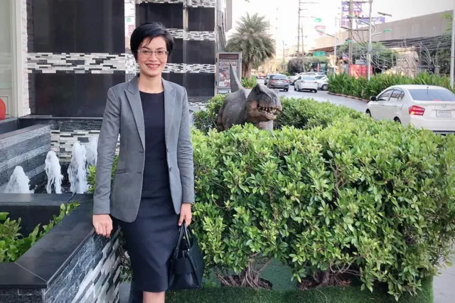 กราฟิก นางณัฐาศิริ เบิร์กแมน ผู้อำนวยการสมาคมนักกฎหมายสิทธิมนุษยชน