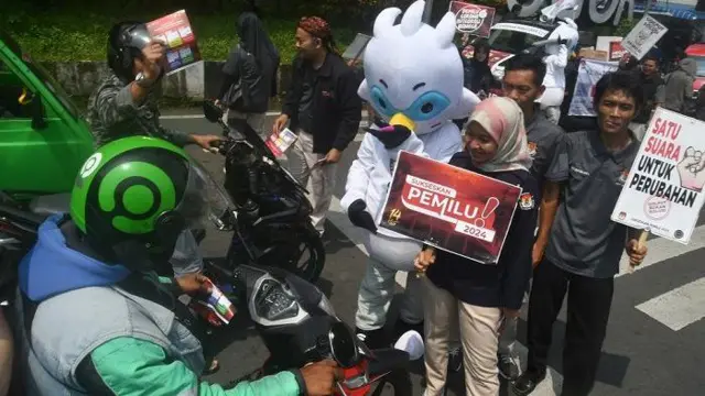 Sejumlah anggota Panitia Pemilihan Kecamatan (PPK) Bogor Timur melakukan sosialisasi Pemilu 2024 di depan Terminal Baranangsiang, Kota Bogor, Jawa Barat, Selasa (7/11/2023).
