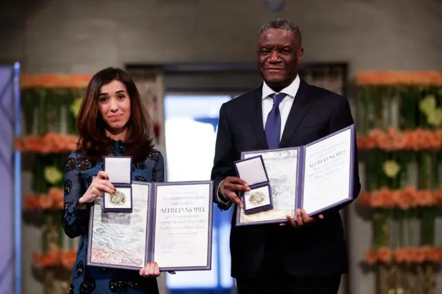 Le gynécologue congolais Denis Mukwege et la militante irakienne des droits humains Nadia Murad assistent à la cérémonie de remise du prix Nobel de la paix 2018 à l'hôtel de ville d'Oslo, le 10 décembre 2018 à Oslo, en Norvège.