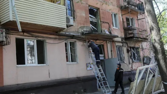 Россия продолжила наносить удары по Украине: на фото последствия обстрела Днепра, поврежденный дом