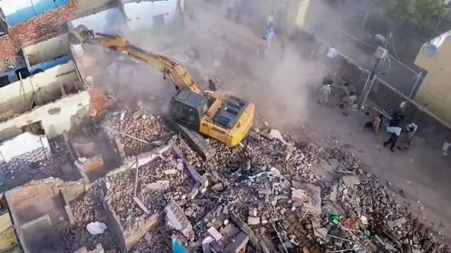 చందోలా సరస్సు ప్రాంతంలో కూల్చివేతలు