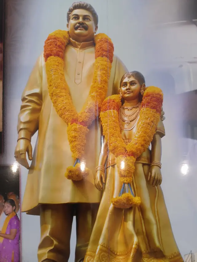 విజయవాడలోని బీఆర్టీఎస్ రోడ్డులో నాగవైష్ణవి, ఆమె తండ్రి పలగాని ప్రభాకర్ విగ్రహాలు