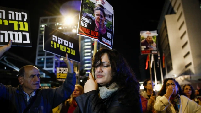 در مرحله اول توافق که شش هفته خواهد بود، ۳۳ گروگان از جمله زنان، کودکان و سالخوردگان با اسرای فلسطینی در زندان‌های اسرائیل مبادله خواهند شد