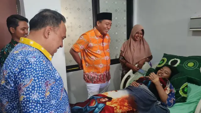 Bupati Situbondo Yusuf Rio Wahyu Prayogo saat menjenguk dua orang santri yang sedang dirawat di RSUD Besuki.