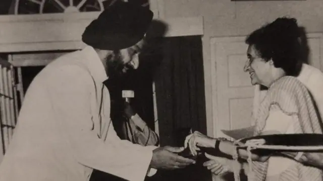 'র'-এর বিশেষ সচিব জেবিএস সিধু (বাঁয়ে) ও ইন্দিরা গান্ধী