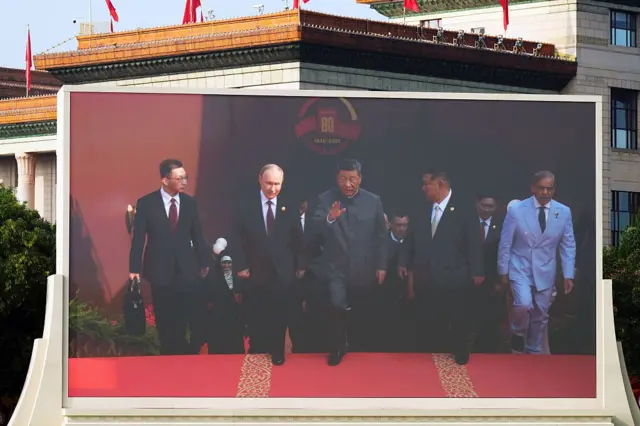 Putin e Xi Jinping caminhando