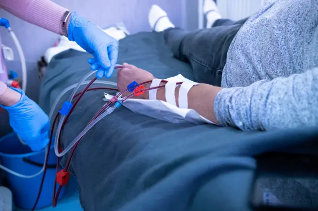 डायलिसिसची वेळ का येते? किडनीच्या आजाराची लक्षणं दिसेपर्यंत उशीर का झालेला असतो?