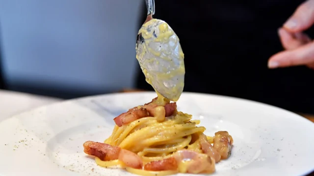 Plato de pasta carbonara.