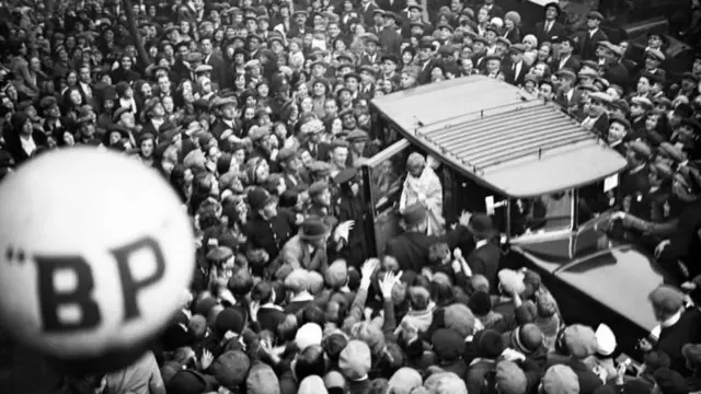 गांधींनी सामान्य माणसांच्या मनातली भीती चरखा चालवणे, मूठभर मीठ उचलणे, अहिंसक सत्यागृह करणे अशा साध्या साध्या गोष्टीतून नष्ट केली होती.