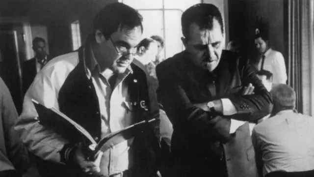 Crno-bela fotografija Olivera Stouna (levo) i glumca sera Entonija Hopkinsa 