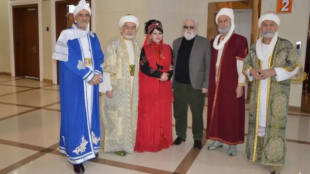 جمعی از هنرمندان تاجیکستان که به استقبال رئیس جمهور ایران آمده‌اند