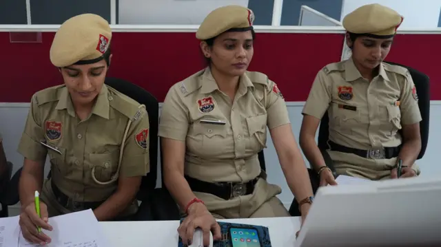 गुरुग्राम पुलिस की 'डिजिटल सहेली' हेल्पलाइन का संचालन चार महिला पुलिस कांस्टेबल करती हैं