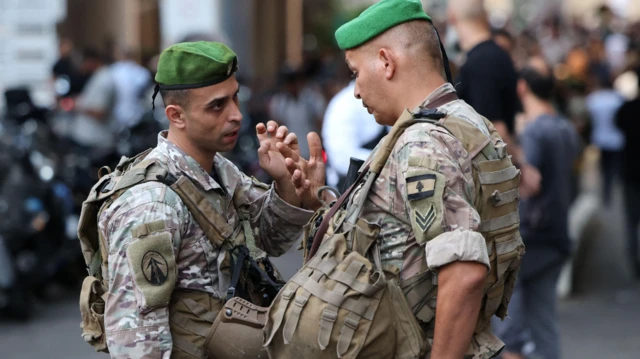 பேஜர்கள் வெடித்த தினத்தன்று பெய்ரூட்டில் உள்ள மருத்துவமனை நுழைவுவாயிலில் பாதுகாப்புப் பணியில் லெபனான் ராணுவத்தினர்