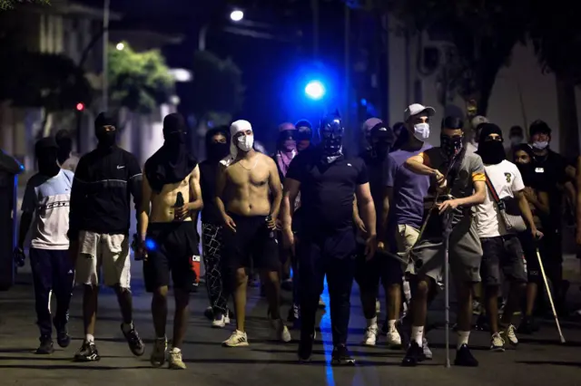 Ludzie idą ulicą w czasie antyimigranckich zamieszek. Poprzedził je atak na starszego mężczyznę, którego sprawców nie ustalono. Torre Pacheco, Hiszpania, 15 lipca 2025 r.