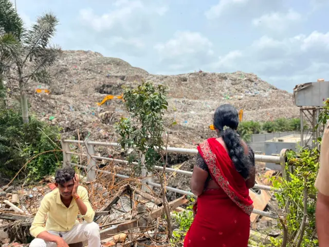 मोशी कचरा डेपो दुर्घटनेत अडकलेल्यांचे नातेवाईक त्यांच्या परतण्याची वाट पाहत दुर्घटनास्थळाबाहेर चार दिवसांपासून थांबून आहेत