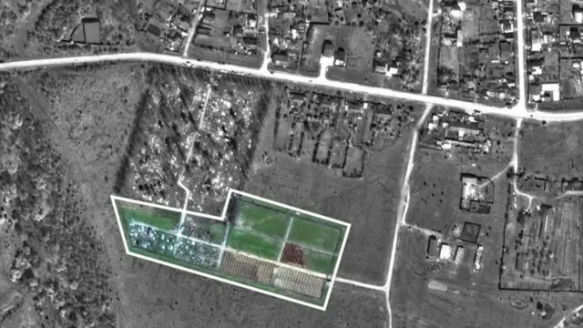 सैटेलाइट तस्वीरों में दिखता है कि रूस की ओर से कई नई कब्रें बनी हुई हैं.