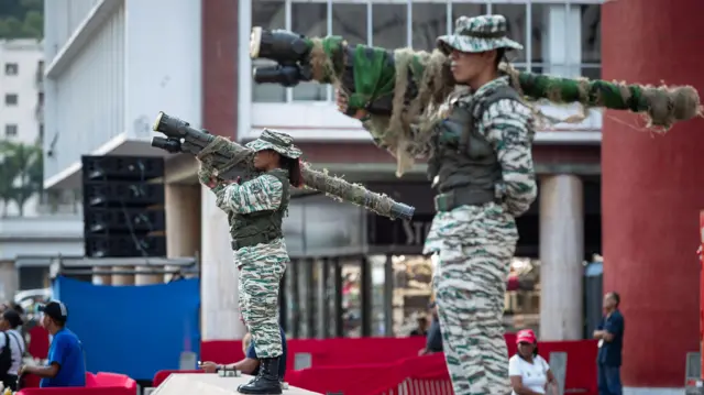 Miembros de la Milicia Bolivariana de Venezuela hacen guardia durante una manifestación progubernamental en Caracas.