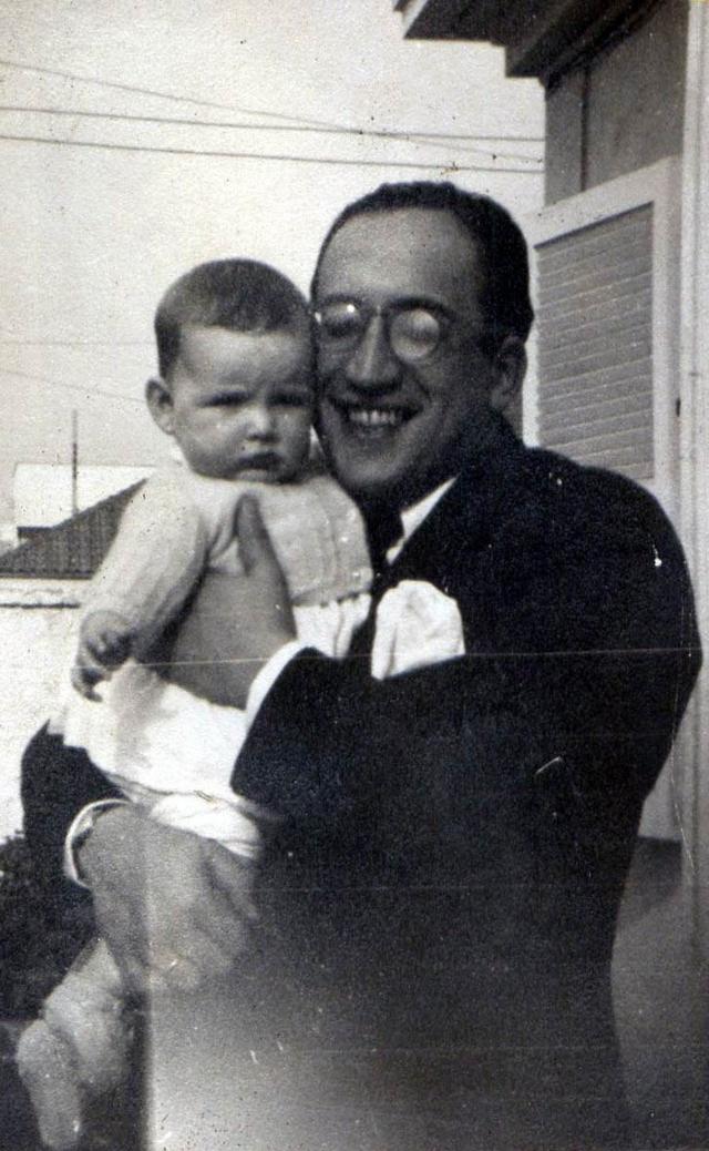 Sebastián Piñera de pequeño en los brazos de su padre, José Piñera.
