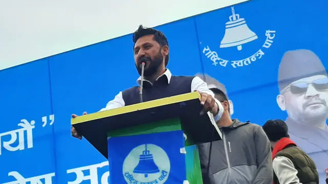 रास्वपाका सभापति रवि लामिछाने वाचापत्र सार्वजनिक गर्दै