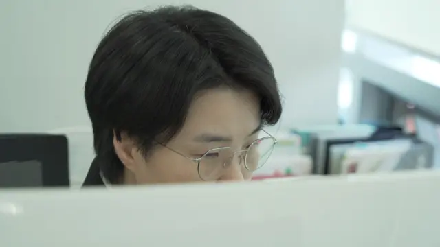 책상에 앉아 업무를 하고 있는 박성혜 디성센터 삭제지원 팀장