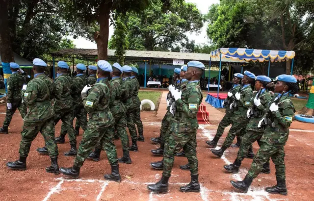 Ubutumwa bwa MINUSCA burimo abasirikare barenga ibihumbi 13 n'abapolisi barenga 3,000. U Rwanda ni cyo gihugu - mu birenga 15 - cyatanze abasirikare n'abapolisi benshi muri ubu butumwa