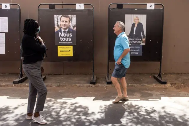  Bureau de vote avec les affiches de Macron et Le Pen