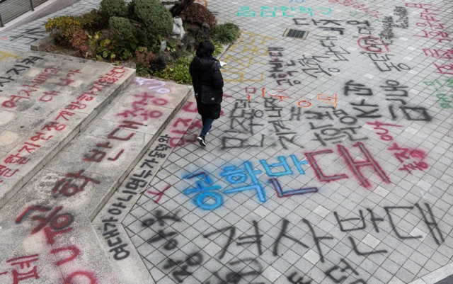 동덕여자대학교 교내에 학교 측의 남녀공학 전환 논의를 규탄하는 문구들이 적혀 있다