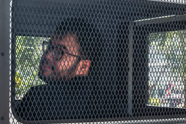 นายณัฐพล ผู้สื่อข่าวสังกัดประชาไท ถูกควบคุมตัวไปยังศาลอาญา รัชดา ขณะที่ทีมทนายความเตรียมยื่นให้ไต่สวนเพื่อคัดค้านการฝากขังก่อน หากว่าคัดค้านไม่สำเร็จ ทนายความจะยื่นประกันตัว