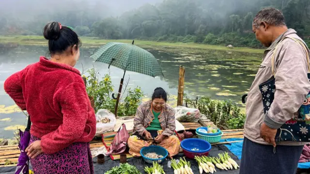 ရှမ်းပြည်နယ်၊ တောင်ကြီးမြို့က လမ်းဘေးဈေးသည်မြင်ကွင်းကို ၂၀၂၄ ခုနှစ်၊ နိုဝင်ဘာလမှာတွေ့ရစဉ် 