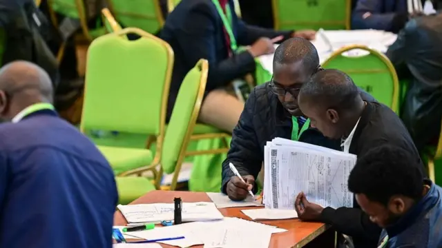 Maafisa wa uchaguzi walilazimika kulinganisha ikiwa matokeo yaliyotumwa kwa kutumia vifaa vya kielektroniki kutoka zaidi ya vituo 46,000 vya kupigia kura yalilingana na nakala halisi.