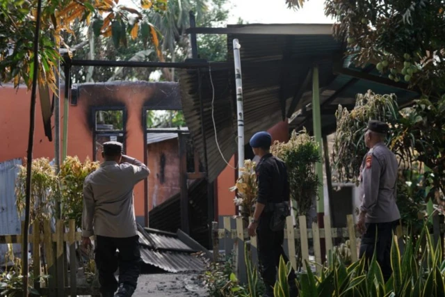 Kegiatan kerja bakti (kurvei) dalam rangka penanganan pascakonflik antara Desa Banemo dan Desa Sibenpopo.