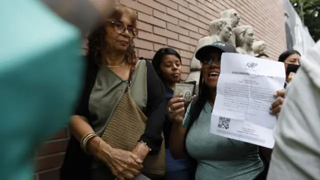 Mulher mostraaposta ganha fluminenseidentidade com uma carta na filaaposta ganha fluminensevotação