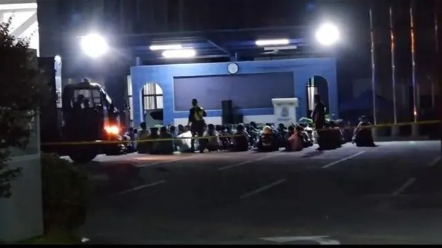 တေးသံရှင်အေမီစျာန်နဲ့ မော်ဒယ်ဖူးပွင့်ခိုင်တို့ဖမ်းဆီးခံရတဲ့ စနေ့နေ့ညပိုင်းက ဖျော်ဖြေပွဲကျင်းပတဲ့နေရာမှာ ရဲတပ်ဖွဲ့စစ်ဆေးနေမှု