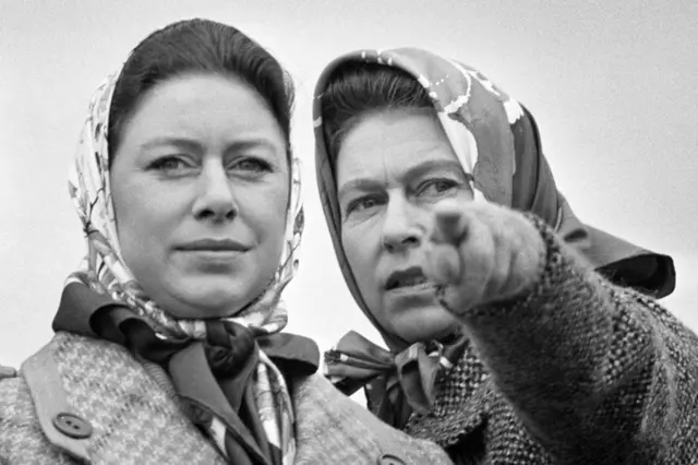 Umuganwakazi Margaret (i bubamfu), kumwe na mukuru we, umwamikazi Elizabeth II, mu mwimenyerezo w’inkino zo gusiganwa kw’ifarasi, zizwi nka Concours complet de Badminton/Badminton Horse Trials,  mu 1973