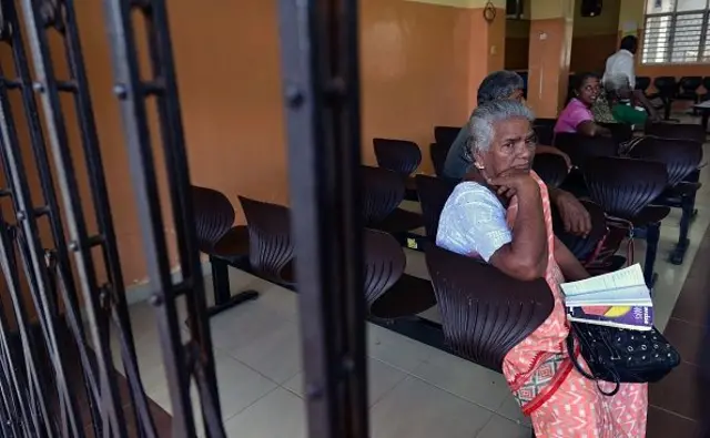 වෛද්‍ය හා ඖෂධ හිඟය හේතුවෙන් බොහෝ විට පීඩාවට පත්වන්නේ රජයේ රෝහල්වල් ප්‍රතිකාර ලබා ගැනීමට පැමිණෙන රෝගීන්ය.