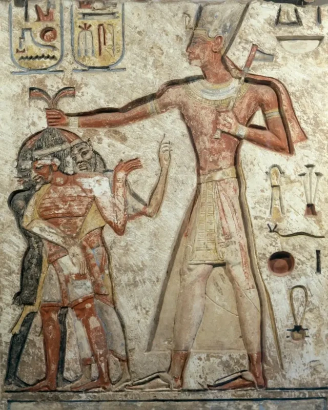 نقش برجسته رامسس دوم در معبد ابوسمبل که با دست راست خود مهاجمان خارجی را که به خاک مصر حمله کرده‌اند، گرفته است 