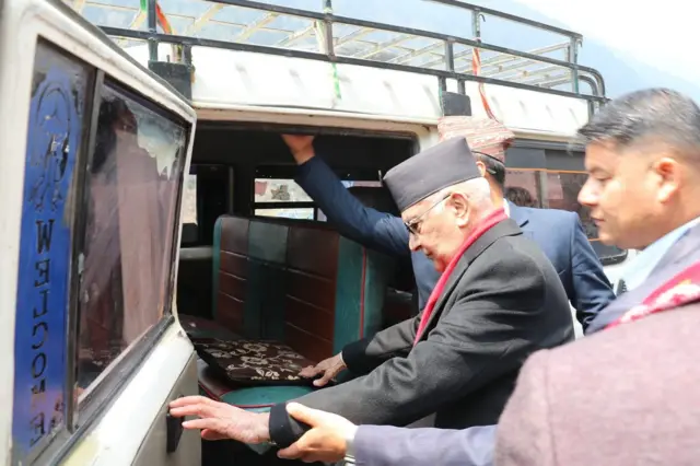 काठमाण्डूबाट सेनाको हेलिकोप्टरमा गएका पूर्व प्रधानमन्त्री ओली ओलङचुङगोलामा जीप चढ्दैं